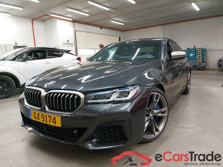 BMW - BMW 5 BERLINE 550iA xDrive 530PK Pack Safety & Nappa Comfort Seats & Head Up & Driving Assistant Professional & Comfort Plus & Laser Lights & 20 Inch & Parking Assistant Plus  * PETROL *