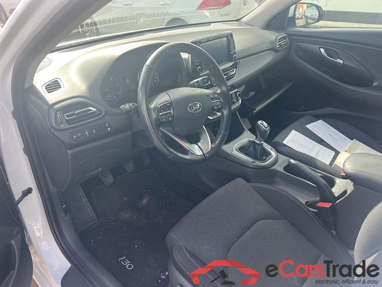 HYUNDAI i30 / 2020 / 5P / berlina con portón 1.6 CRDI 100kW(136CV) 48V Klass Fastback #3