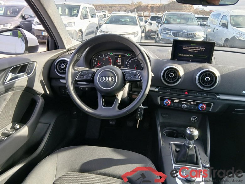 AUDI A3 / 2016 / 4P / sedán Sedan 30 TFSI 85kW (116CV) #3