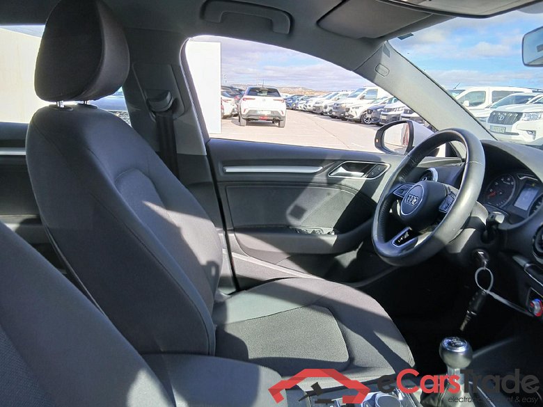 AUDI A3 / 2016 / 4P / sedán Sedan 30 TFSI 85kW (116CV) #6
