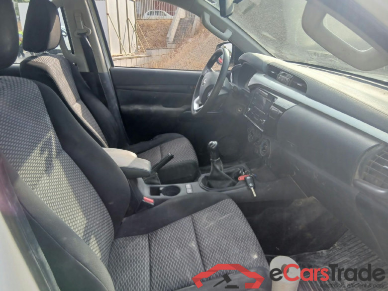 TOYOTA Hilux / 2020 / 4P / pickup 2.4 D-4D Cabina Doble GX #6