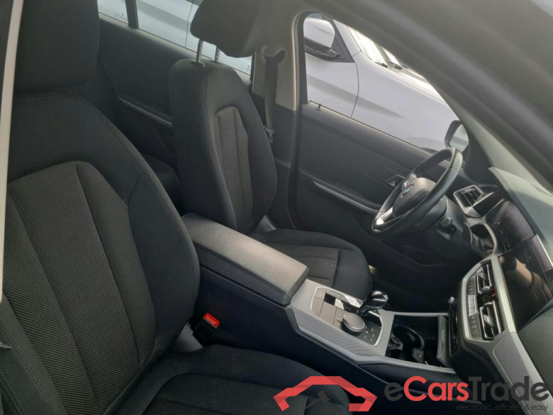 BMW - BMW 3 TOURING 318iA 156PK Business Edition With Climatic & Navigation & Cruise Cottrol & Park Sensors Front & Rear  * PETROL * #3