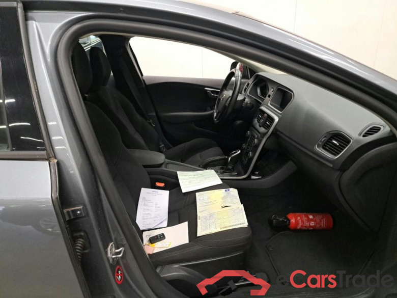 VOLVO - VOL V40 D2 120PK Geartronic With Manual Airco & GPS & Cruise Control & Rear Park Sensors #3
