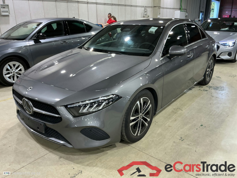 MERCEDES-BENZ A-CLASS LIMOUSINE 1.3 A 180 LUXURY LINE DCT #1
